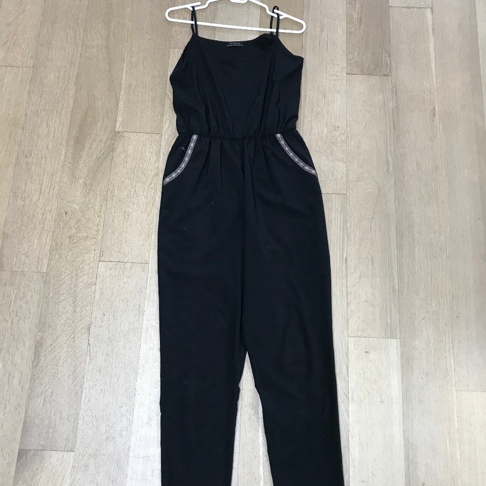 BLACK SLEEVELESS JUMPSUIT